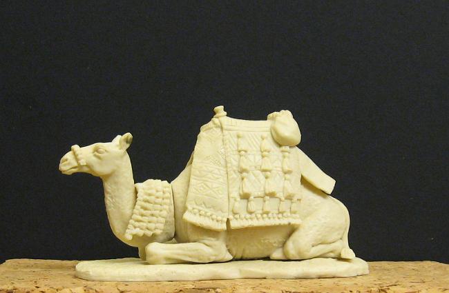 Ump302_ Liegendes_Dromedar_mit_Reitsattel.jpg